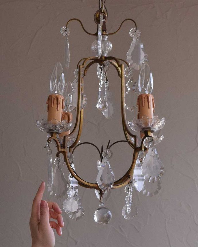 シャンデリア 照明・ライティング フランスで買い付けたアンティークシャンデリア(4灯タイプ)(E17シャンデリア球付) 。毎日を特別な時間に変えてくれるアンティークのシャンデリアガラスビーズがたっぷり付いた華やかなデザインのシャンデリア。(h-351-z)