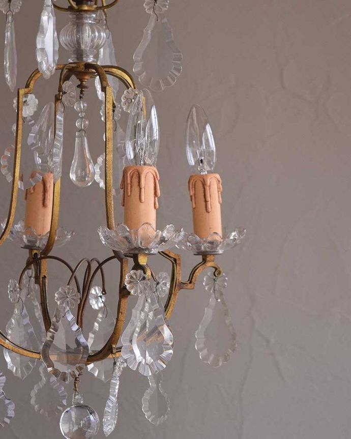 シャンデリア 照明・ライティング フランスで買い付けたアンティークシャンデリア(4灯タイプ)(E17シャンデリア球付) 。しっかりオーバーホウルしましたHandleのシャンデリアはアンティーク専門の職人が時間をかけて日本仕様に修理しています。(h-351-z)