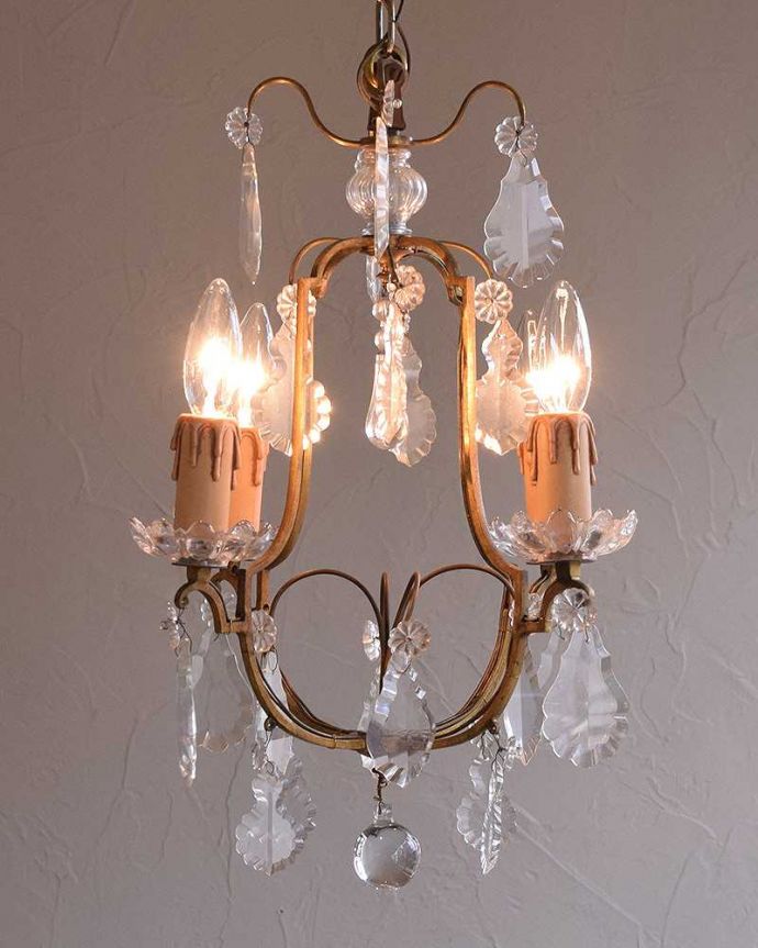 シャンデリア 照明・ライティング フランスで買い付けたアンティークシャンデリア(4灯タイプ)(E17シャンデリア球付) 。夜が来るのが楽しみになる灯り暗くなって灯りを点けるのが毎日楽しみになるアンティークのシャンデリア。(h-351-z)