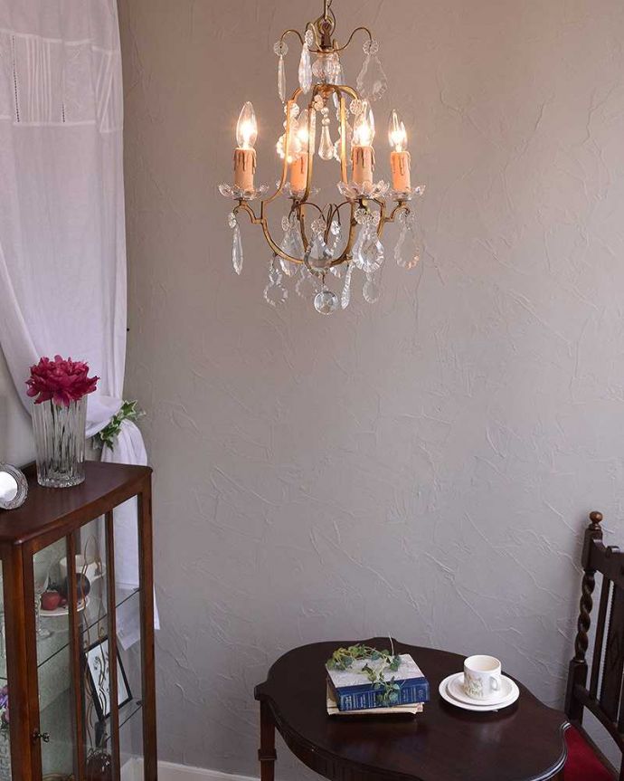 シャンデリア 照明・ライティング フランスで買い付けたアンティークシャンデリア(4灯タイプ)(E17シャンデリア球付) 。お部屋の主役になるほどの存在感です誰もがそのきらめきに魅了されます。(h-351-z)