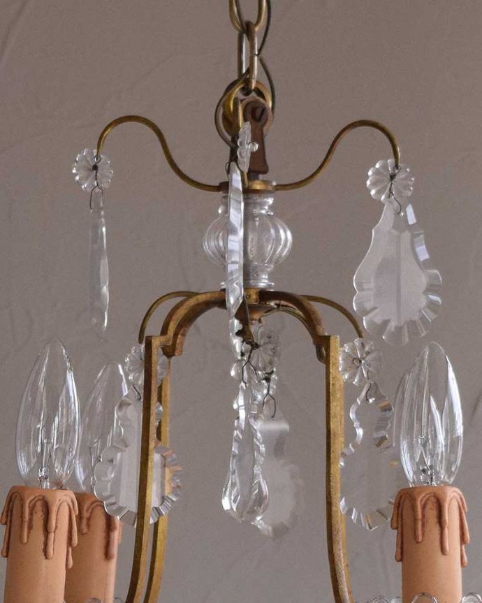 シャンデリア 照明・ライティング フランスで買い付けたアンティークシャンデリア(4灯タイプ)(E17シャンデリア球付) 。アンティークだけが持つ特別感この時代のガラスは現代のものとは成分が違うので輝き方が違います。(h-351-z)