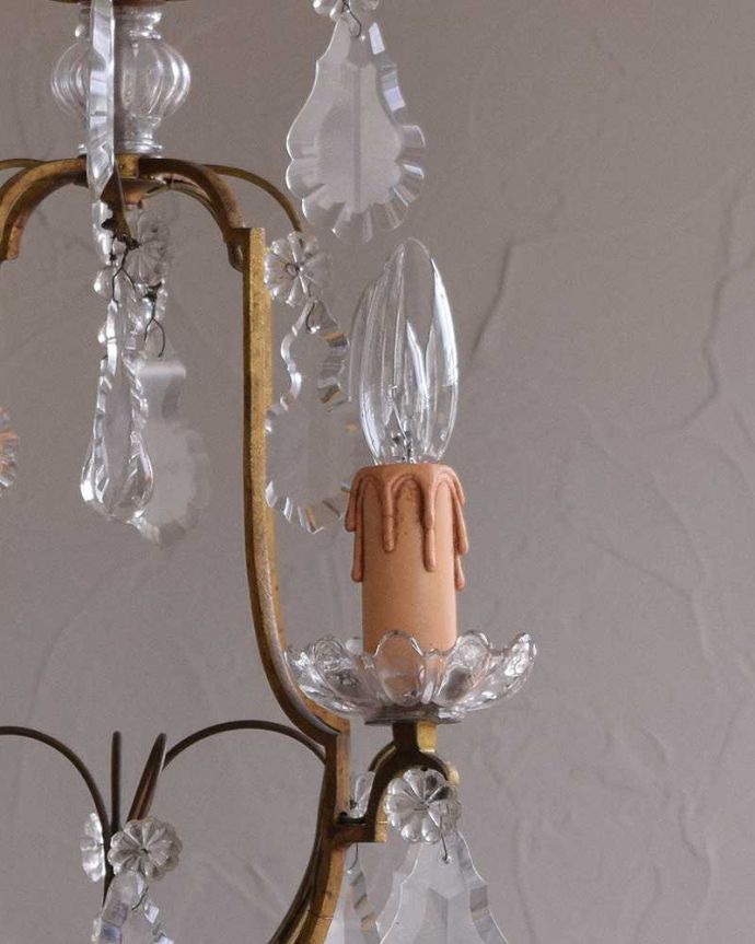 シャンデリア 照明・ライティング フランスで買い付けたアンティークシャンデリア(4灯タイプ)(E17シャンデリア球付) 。アンティークだけが持つ魅力もともと蝋燭を置いて使われた燭台。(h-351-z)