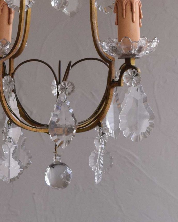 シャンデリア 照明・ライティング フランスで買い付けたアンティークシャンデリア(4灯タイプ)(E17シャンデリア球付) 。しっかり選んできましたアンティークは新品ではないので、ガラスには写真に映らない多少の欠けやキズがありますが、キレイなものだけを選んできました。(h-351-z)
