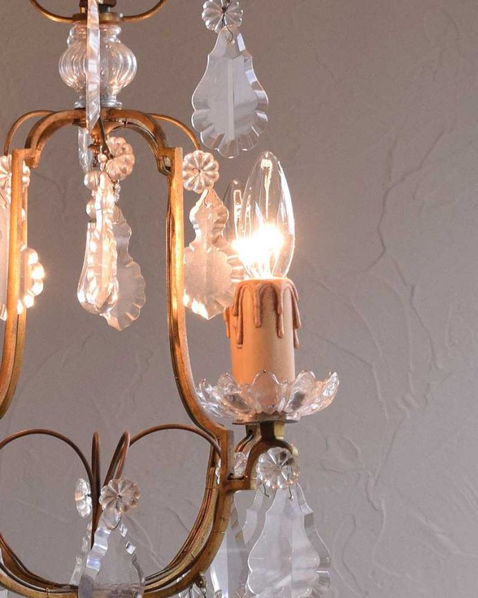 シャンデリア 照明・ライティング フランスで買い付けたアンティークシャンデリア(4灯タイプ)(E17シャンデリア球付) 。ガラスに当たった光が美しく輝きますたっぷり付いたガラスのアクセサリーのゆらめきがロマンチックです。(h-351-z)