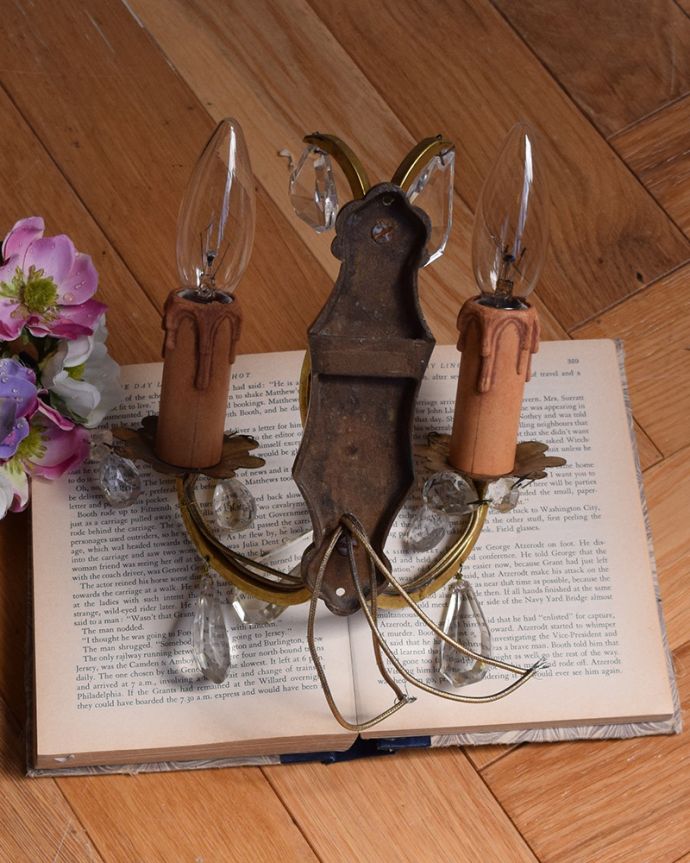 壁付けブラケット　照明・ライティング　フランスの壁付けのシャンデリア（2灯）（Ｅ17シャンデリア球付） 。しっかり修復しました日本仕様の新しい配線（100Wまで対応）で修復しました。(h-360-z)