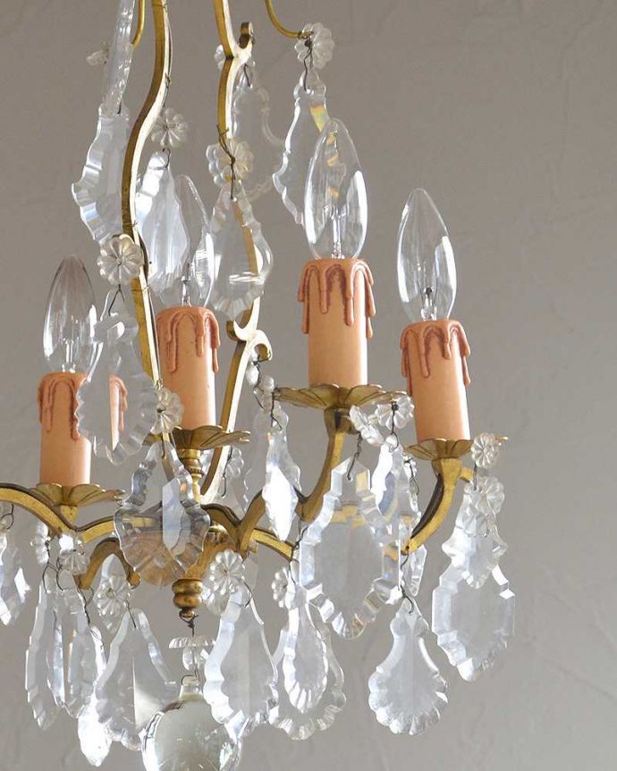 シャンデリアのガラスコラム