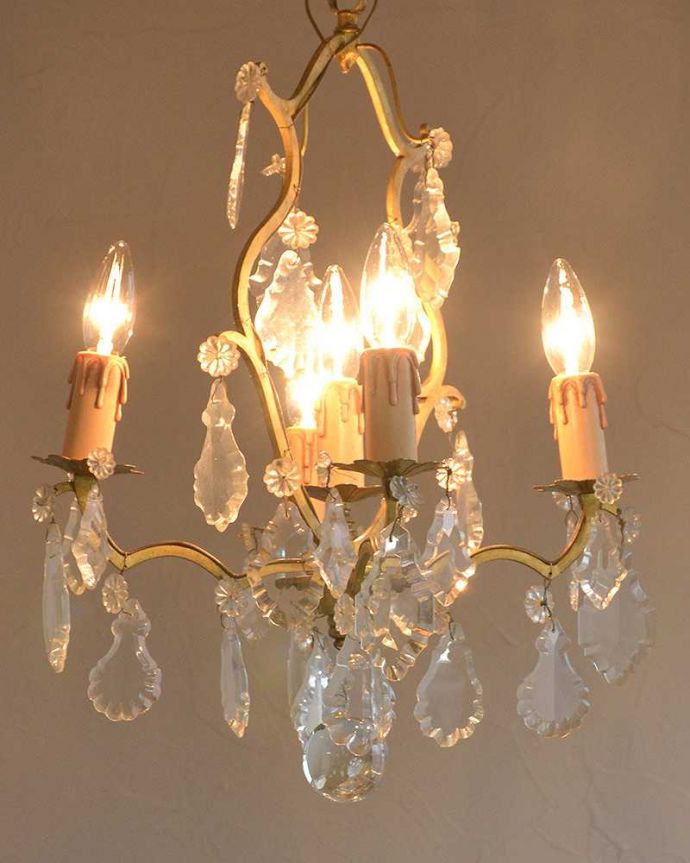 アンティークシャンデリアからの灯り