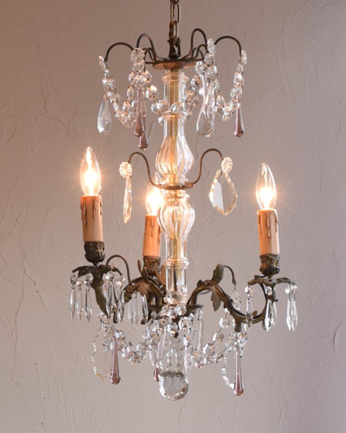 アンティークシャンデリアからの灯り
