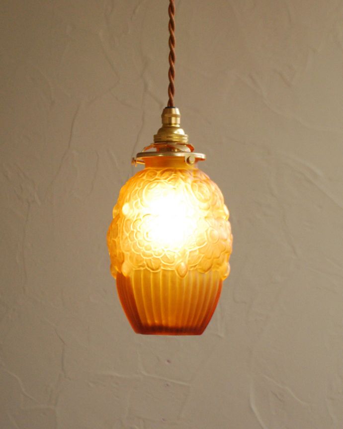 ペンダントライト　照明・ライティング　お花模様のアンティークペンダントライト（コード・シャンデリア電球・ギャラリーA付き）。。(h-364-z)