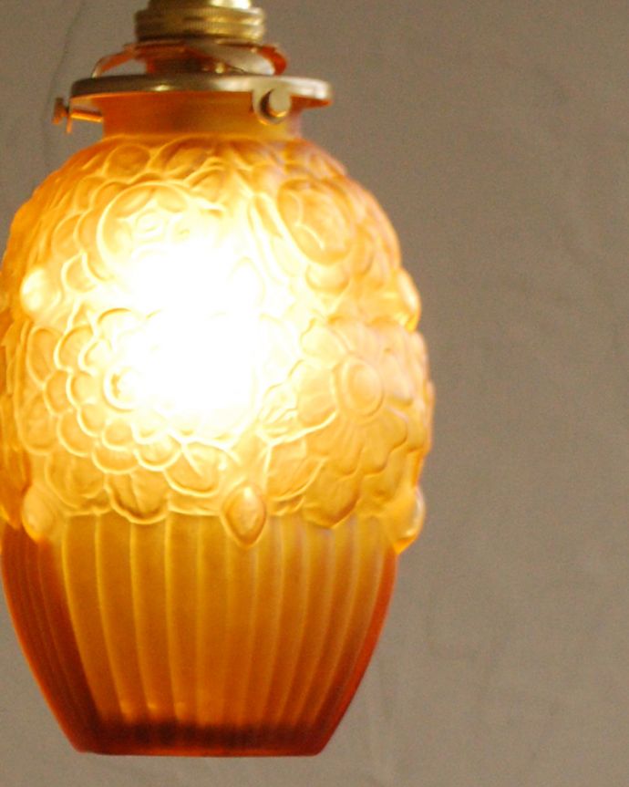 ペンダントライト　照明・ライティング　お花模様のアンティークペンダントライト（コード・シャンデリア電球・ギャラリーA付き）。。(h-364-z)