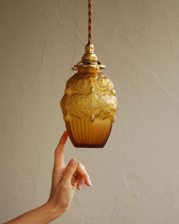 ペンダントライト　照明・ライティング　お花模様のアンティークペンダントライト（コード・シャンデリア電球・ギャラリーA付き）。。(h-364-z)