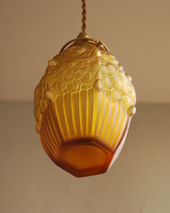 ペンダントライト　照明・ライティング　お花模様のアンティークペンダントライト（コード・シャンデリア電球・ギャラリーA付き）。。(h-364-z)