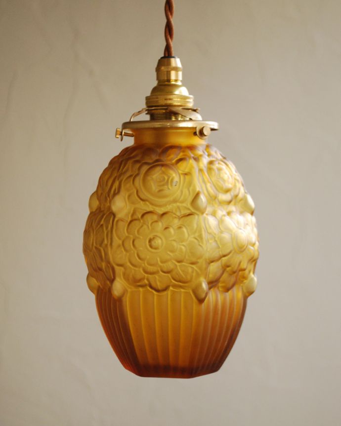 ペンダントライト　照明・ライティング　お花模様のアンティークペンダントライト（コード・シャンデリア電球・ギャラリーA付き）。。(h-364-z)