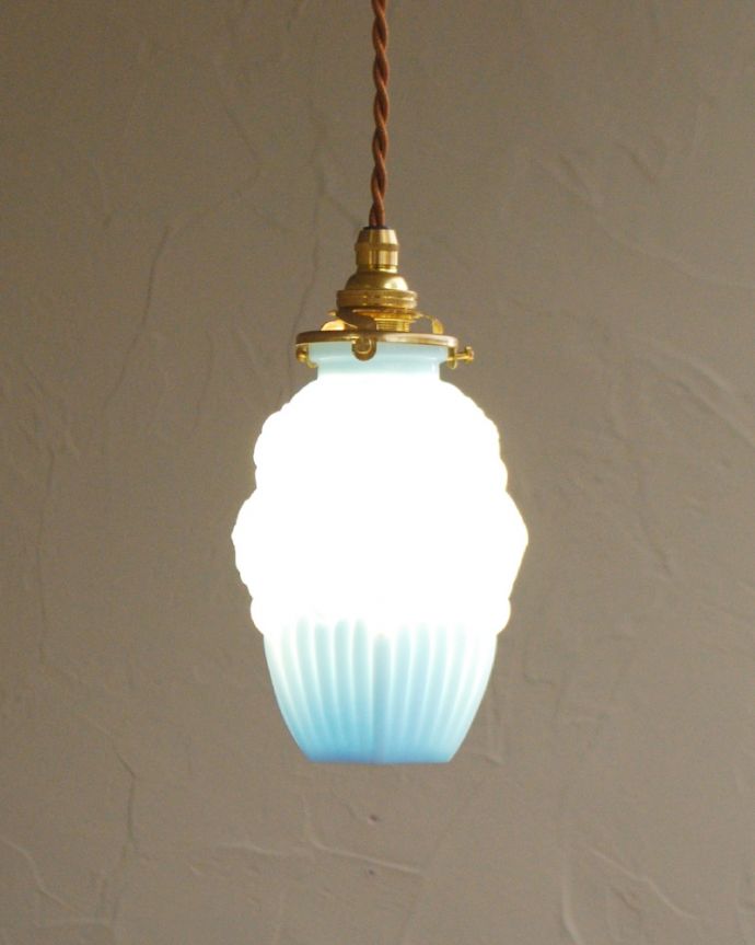 ペンダントライト　照明・ライティング　お花模様のアンティークペンダントライト（コード・シャンデリア電球・ギャラリーA付き）。。(h-365-z)