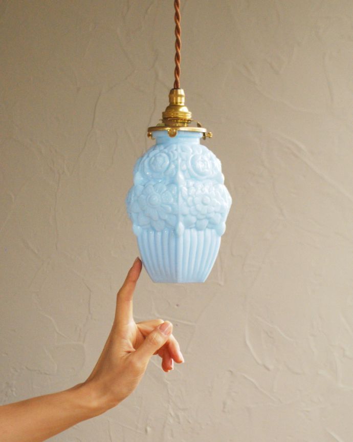 ペンダントライト　照明・ライティング　お花模様のアンティークペンダントライト（コード・シャンデリア電球・ギャラリーA付き）。。(h-365-z)