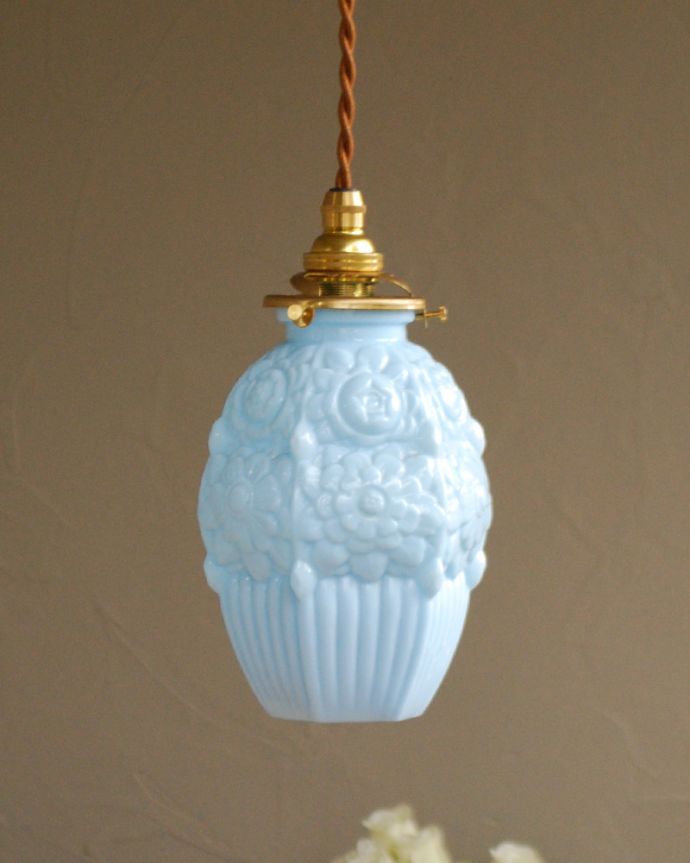 ペンダントライト　照明・ライティング　お花模様のアンティークペンダントライト（コード・シャンデリア電球・ギャラリーA付き）。。(h-365-z)