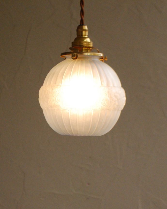 ペンダントライト　照明・ライティング　フランス便で到着、アンティークペンダントライト（コード・シャンデリア電球・ギャラリーA付き）。。(h-366-z)