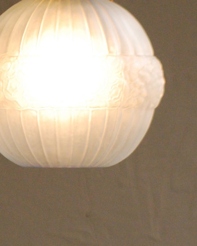 ペンダントライト　照明・ライティング　フランス便で到着、アンティークペンダントライト（コード・シャンデリア電球・ギャラリーA付き）。。(h-366-z)