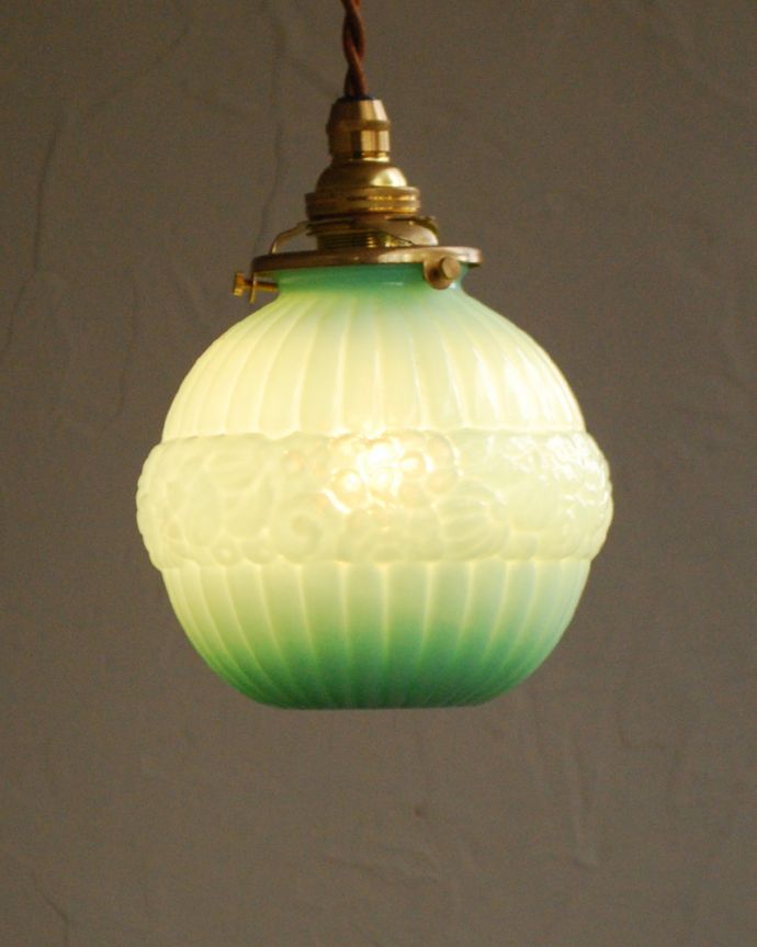 ペンダントライト　照明・ライティング　フランス輸入のアンティークペンダントライト（コード・シャンデリア電球・ギャラリーA付き）。。(h-368-z)