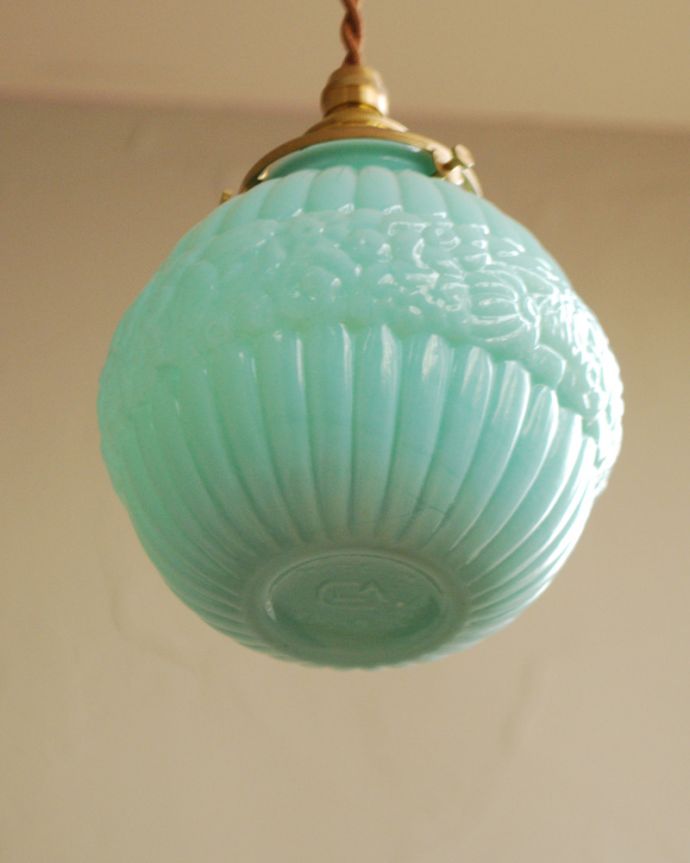 ペンダントライト　照明・ライティング　フランス輸入のアンティークペンダントライト（コード・シャンデリア電球・ギャラリーA付き）。。(h-368-z)