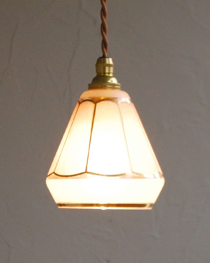 ペンダントライト　照明・ライティング　淡いピンクがキレイなアンティークペンダントライト（コード・シャンデリア電球・ギャラリーなし）。。(h-371-z)