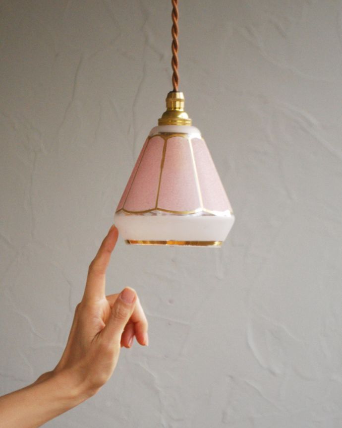 ペンダントライト　照明・ライティング　淡いピンクがキレイなアンティークペンダントライト（コード・シャンデリア電球・ギャラリーなし）。。(h-371-z)