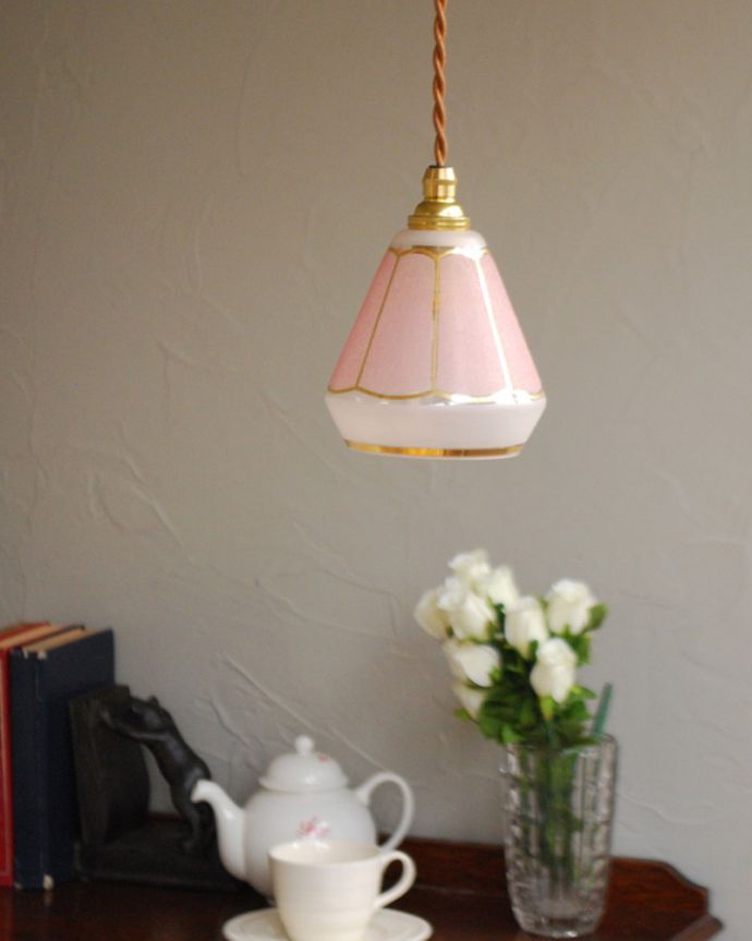 ペンダントライト　照明・ライティング　淡いピンクがキレイなアンティークペンダントライト（コード・シャンデリア電球・ギャラリーなし）。。(h-371-z)