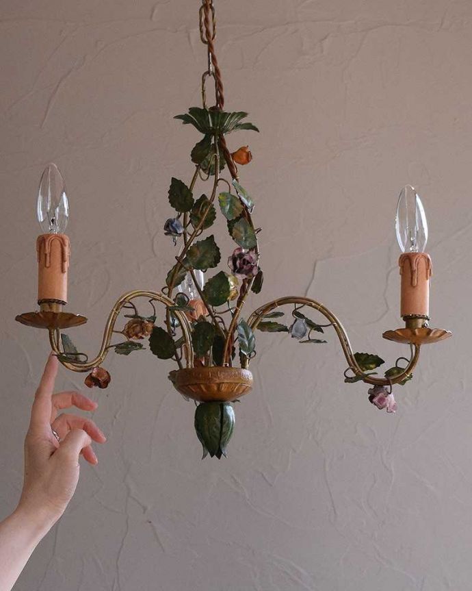 シャンデリア 照明・ライティング フランスで見つけたアンティーク シャンデリア(3灯)(E17シャンデリア球付)。お花が咲いている可愛いシャンデリアまるでお部屋の中にお花のいい香りが漂ってきそうな可愛らしいシャンデリア。(h-375-z)