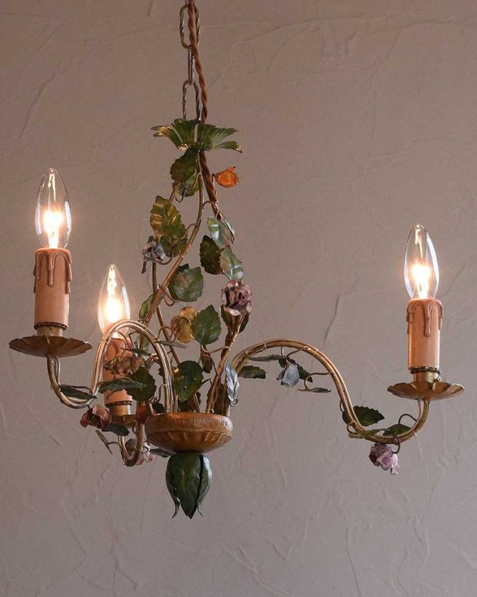 シャンデリア 照明・ライティング フランスで見つけたアンティーク シャンデリア(3灯)(E17シャンデリア球付)。日本仕様で修復しましたHandleのシャンデリアはアンティーク専門の職人が時間をかけて、口金も配線も日本仕様の新しいものに修理しているので、新しい日本の照明器具と変わりません。(h-375-z)