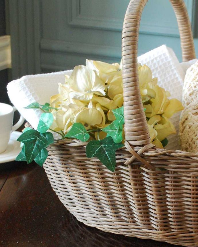 アンティーク その他の雑貨　アンティーク雑貨　どこに置いても可愛い収納アイテム、アンティークのバスケット。毎日、お買い物に使われていたバスケット冷蔵庫もスーパーも車もなかった時代に、女性が持って帰れる分だけお買い物できるように作られたバスケット。(h-383-z)