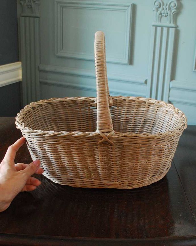 アンティーク その他の雑貨　アンティーク雑貨　どこに置いても可愛い収納アイテム、アンティークのバスケット。持ち手を腕にかけて持つためのデザイン深いバルーンの形をしたバスケットは持ち手を腕に引っ掛けて持つため用のデザインです。(h-383-z)