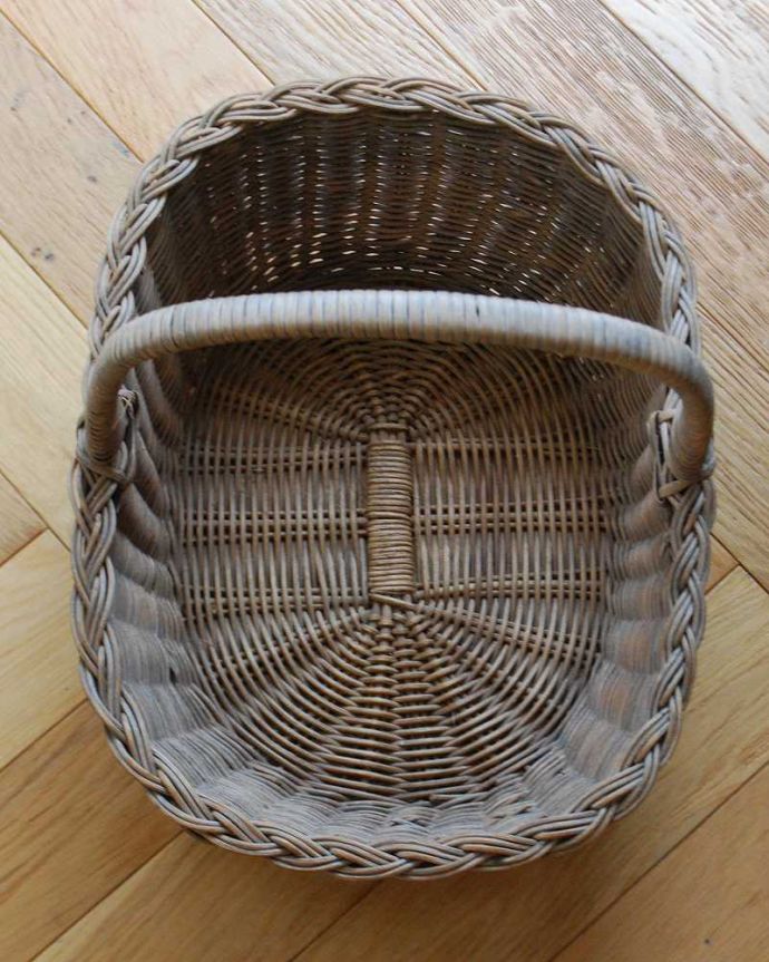 アンティーク その他の雑貨　アンティーク雑貨　どこに置いても可愛い収納アイテム、アンティークのバスケット。中を見てみると･･･アンティークなので多少のキズ・汚れがある場合があります。(h-383-z)