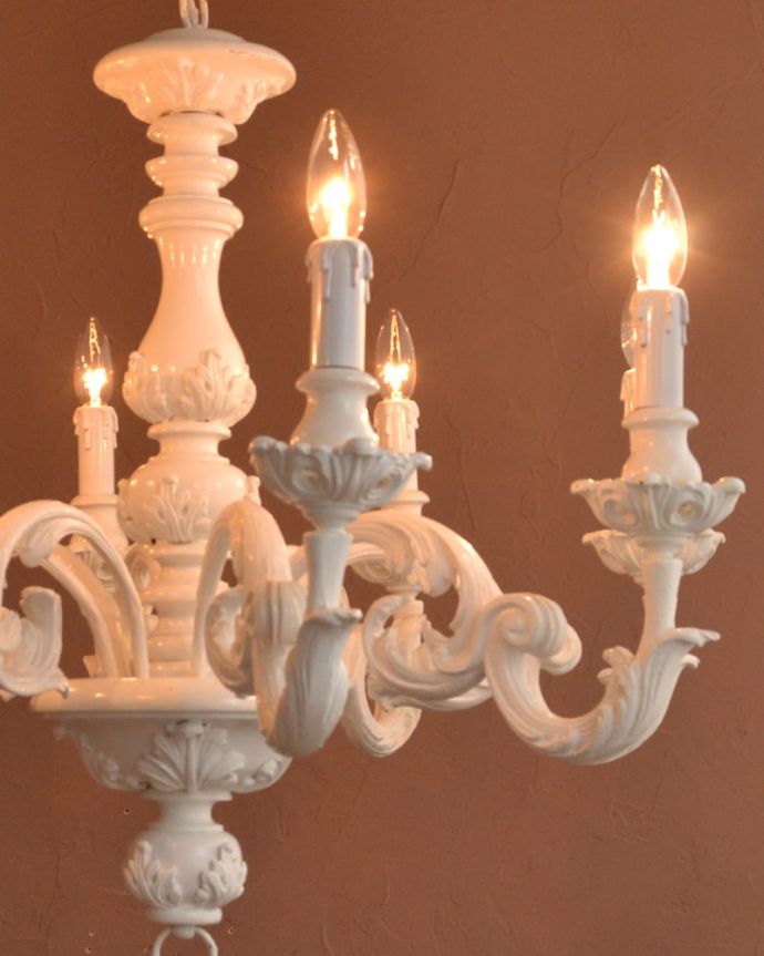 照明・ライティング シャンデリア やさしい灯りで過ごす夜直接照明器具と違って優しく灯るシャンデリアの灯りは、一日の疲れを癒してくれます。(h-384-z)