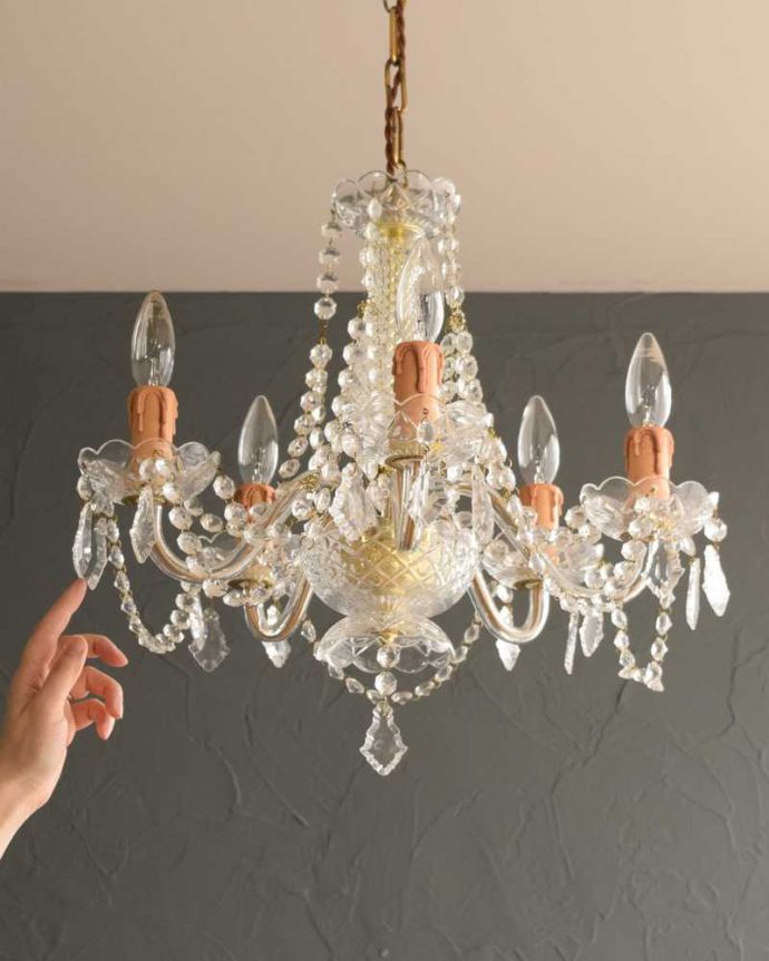 シャンデリア　照明・ライティング　ガラスのビーズがキラキラ輝くアンティーク風のシャンデリア（Ｅ17シャンデリア球5個付）。。(h-393-z)