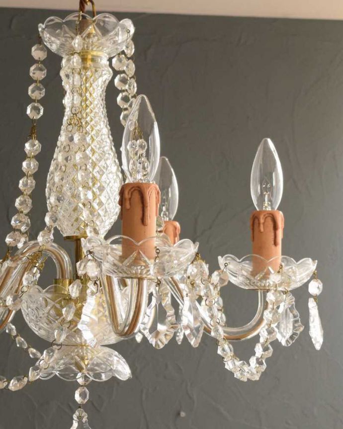 シャンデリア　照明・ライティング　ガラスのビーズがキラキラ輝くアンティーク風のシャンデリア（Ｅ17シャンデリア球5個付）。。(h-393-z)