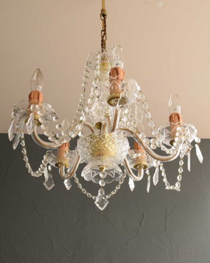 シャンデリア　照明・ライティング　ガラスのビーズがキラキラ輝くアンティーク風のシャンデリア（Ｅ17シャンデリア球5個付）。しっかりオーバーホウルしましたHandleのシャンデリアはアンティーク専門の職人が時間をかけて日本仕様に修理しています。(h-393-z)