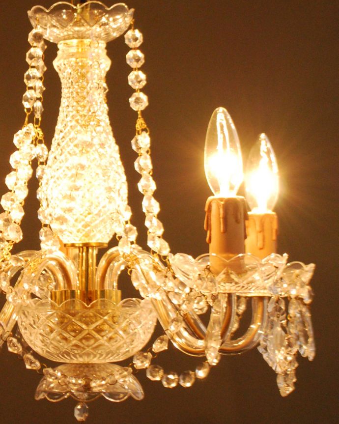 シャンデリア　照明・ライティング　ガラスのビーズがキラキラ輝くアンティーク風のシャンデリア（Ｅ17シャンデリア球5個付）。。(h-393-z)