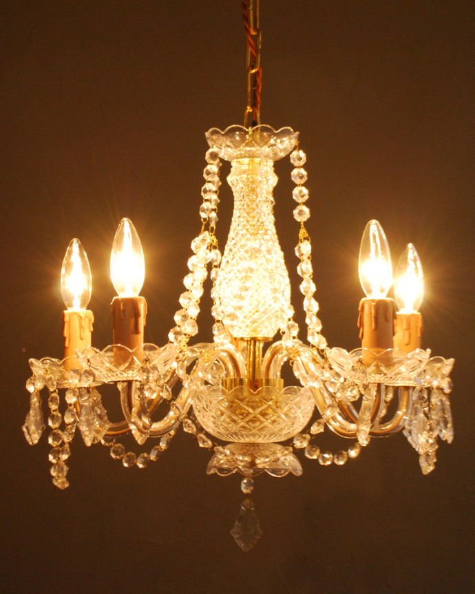 シャンデリア　照明・ライティング　ガラスのビーズがキラキラ輝くアンティーク風のシャンデリア（Ｅ17シャンデリア球5個付）。。(h-393-z)