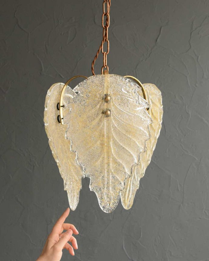 シャンデリア　照明・ライティング　ガラスの葉からこぼれる明かりが美しいアンティークシャンデリア（ペンダントランプ）(E26球付)。。(h-397-z)