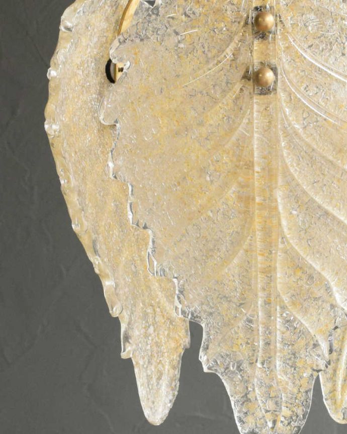 シャンデリア　照明・ライティング　ガラスの葉からこぼれる明かりが美しいアンティークシャンデリア（ペンダントランプ）(E26球付)。。(h-397-z)