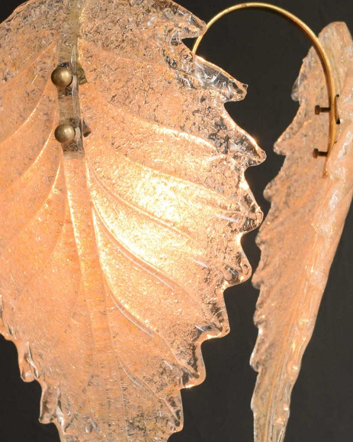 シャンデリア　照明・ライティング　ガラスの葉からこぼれる明かりが美しいアンティークシャンデリア（ペンダントランプ）(E26球付)。。(h-397-z)