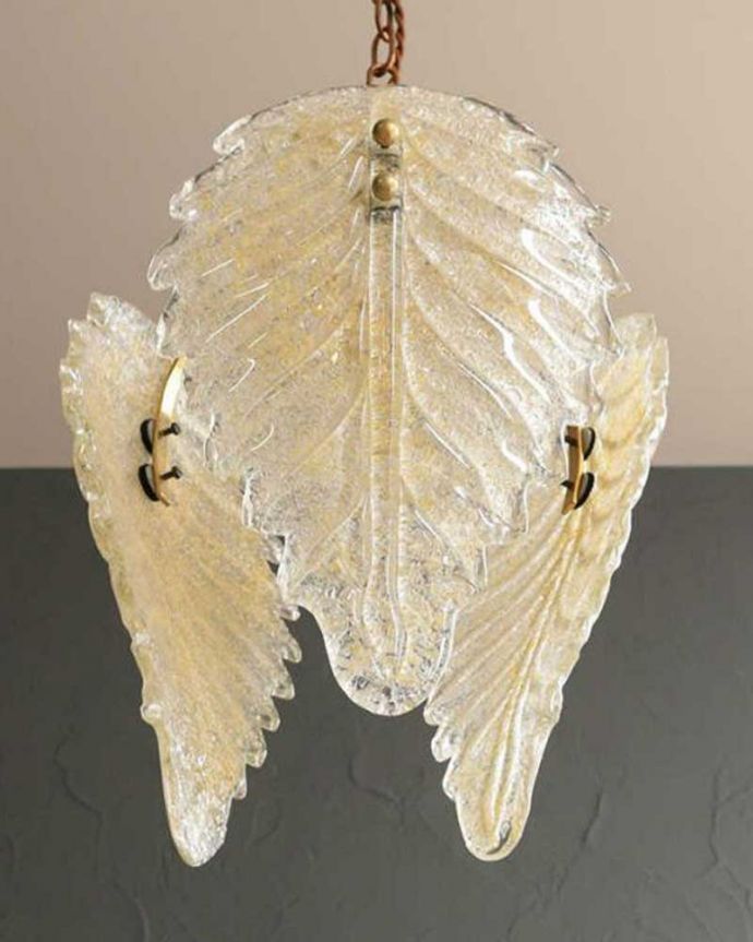 シャンデリア　照明・ライティング　ガラスの葉からこぼれる明かりが美しいアンティークシャンデリア（ペンダントランプ）(E26球付)。。(h-397-z)