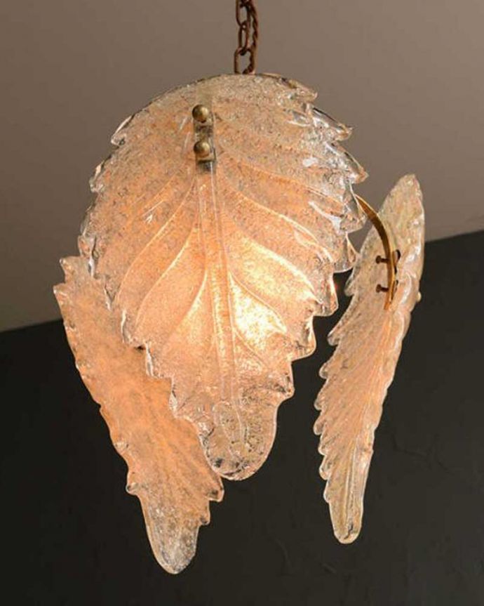 シャンデリア　照明・ライティング　ガラスの葉からこぼれる明かりが美しいアンティークシャンデリア（ペンダントランプ）(E26球付)。。(h-397-z)