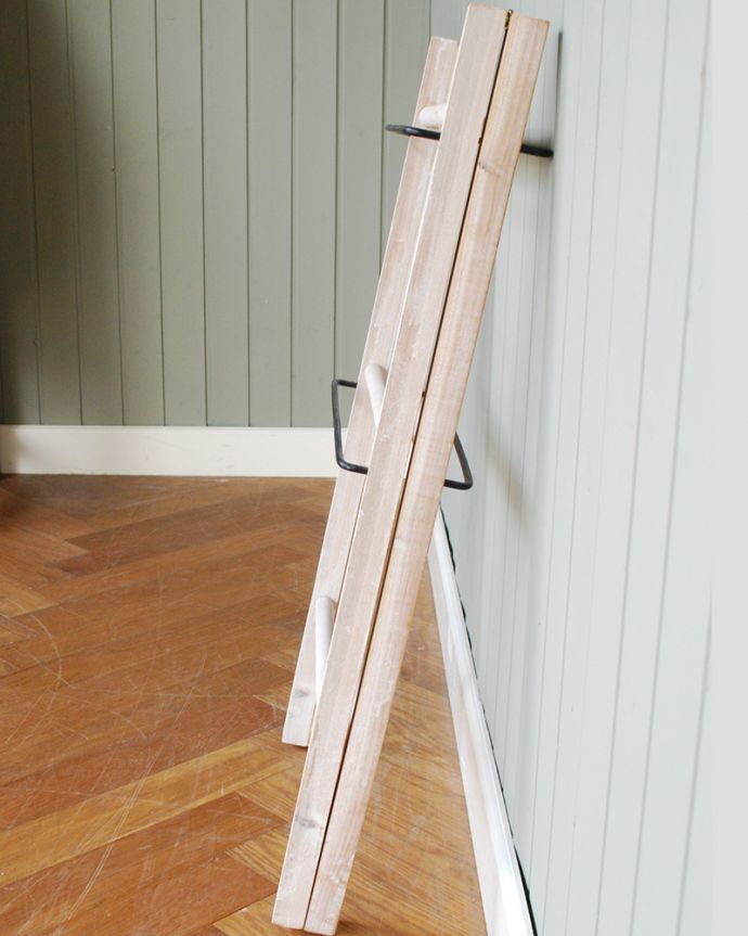 アンティーク雑貨 ディスプレイに人気のウッドラダーL（ホワイト）。畳めばこんなにコンパクト簡単に折り畳み出来て、使わない時はこんなにコンパクトです。(h-408-z)