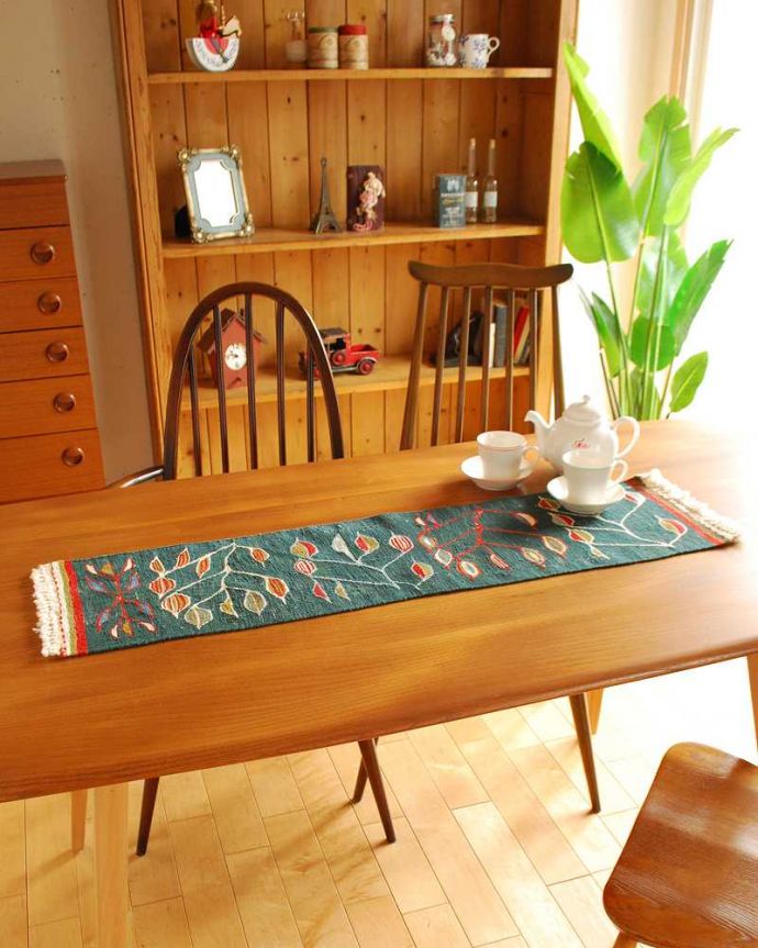 アンティーク 布製の雑貨 アンティーク雑貨 トルコから届いたキリムのテーブルランナー。いつものテーブルに広げるだけ大人気のテーブルランナーもキリムだとより華やかな雰囲気です。(h-411-z)