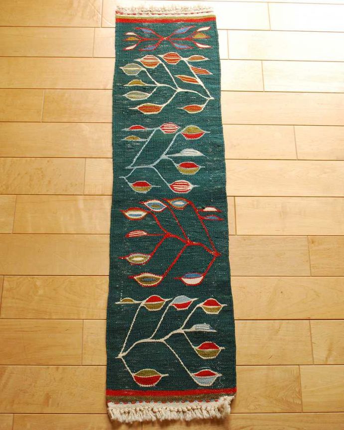 アンティーク 布製の雑貨 アンティーク雑貨 トルコから届いたキリムのテーブルランナー。上から見ると・・・こんな感じです。(h-411-z)