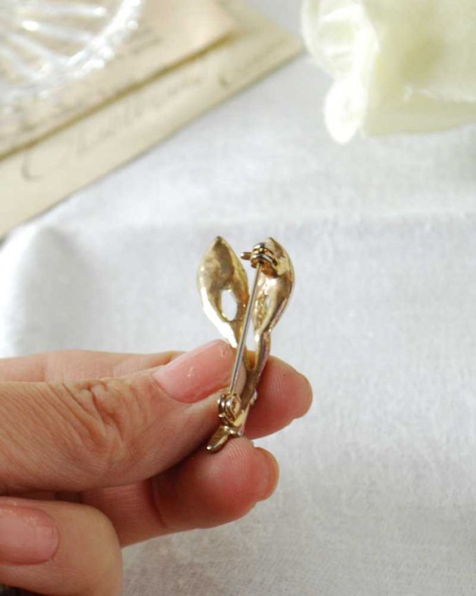 アンティーク その他の雑貨 アンティーク雑貨 イギリスで見つけた小さなアンティークブローチ、アクセサリー。裏から見ると・・・ちゃんと磨いて、キレイにお直ししたのでしっかり使えます。(h-489-z)