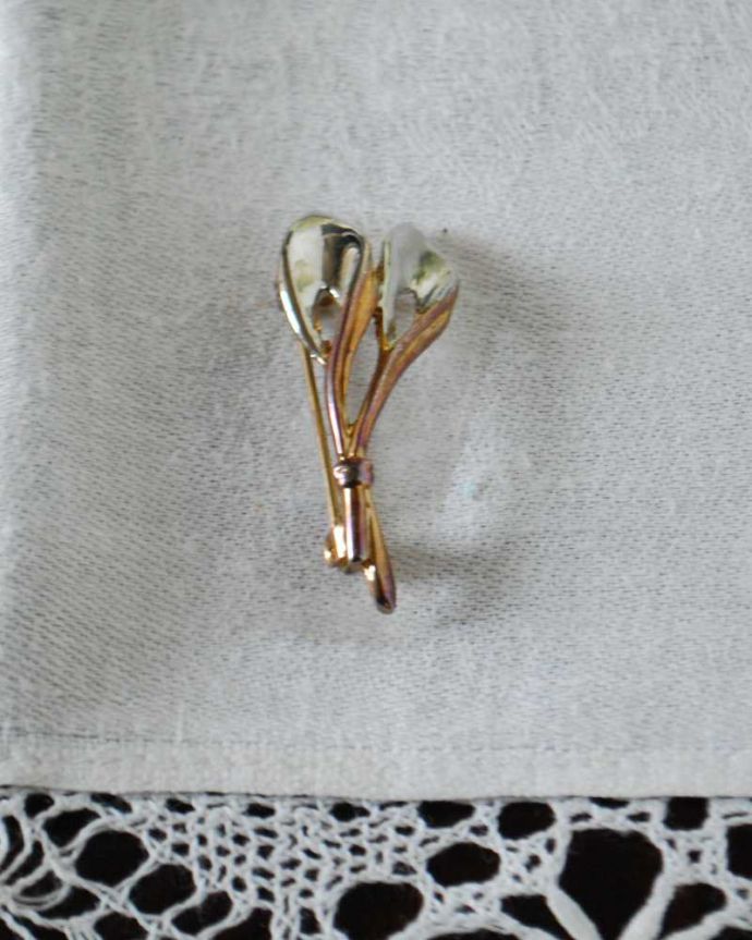 アンティーク その他の雑貨 アンティーク雑貨 イギリスで見つけた小さなアンティークブローチ、アクセサリー。上から見るとこんな感じですアンティークなので多少のキズ・汚れがある場合がありますが、使用上問題はありませんので、ご了承下さい。(h-489-z)