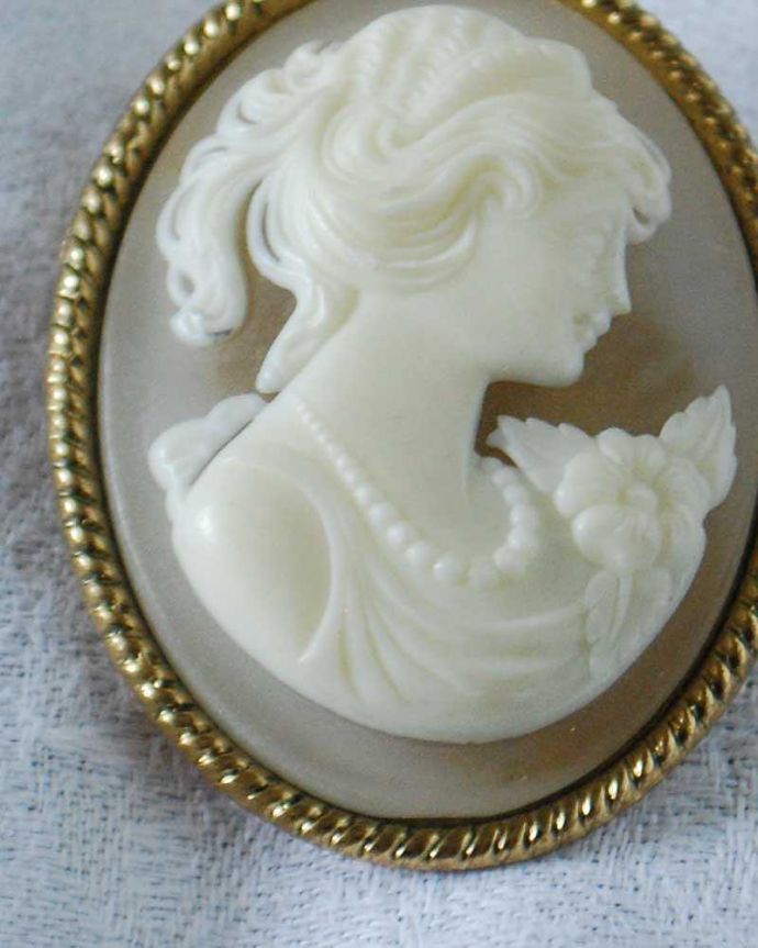 アンティーク その他の雑貨　アンティーク雑貨　美しい女性が微笑むカメオが魅力、優雅なアクセサリーアンティークのスカーフ留め。年月を重ねた大人の雰囲気現代作られたものとは、なんだか雰囲気が違うアンティークのアクセサリー。(h-491-z)