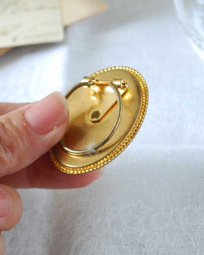 アンティーク その他の雑貨　アンティーク雑貨　美しい女性が微笑むカメオが魅力、優雅なアクセサリーアンティークのスカーフ留め。裏から見ると･･･リングの部分にスカーフを入れて留めるだけ。(h-491-z)